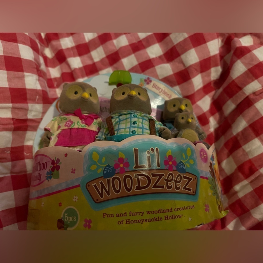 Li’l Woodzeez WHOOSWHOOS Owl Family 4 Pc Set w/ Storybook Honeysuckle Hollow
